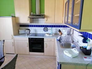 Frigorifero, microonde, forno, seggiolone