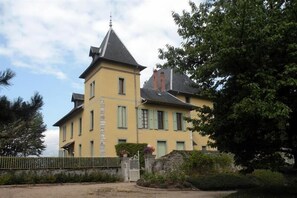 Front of property - Chateau du Donjon (Drumettaz-Clarafond)