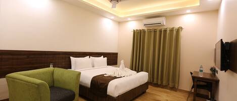 Deluxe kamer | Individueel gedecoreerd, individueel gemeubileerd, een laptopwerkplek