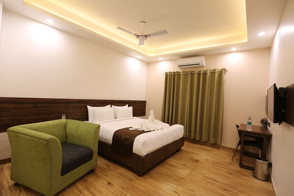 Deluxe Room | Individually decorated, individually furnished, laptop workspace