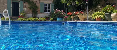 Una piscina al aire libre, una piscina climatizada