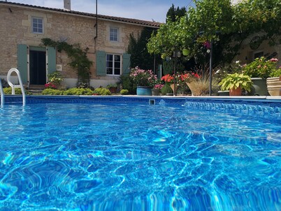 Casa rural privada con piscina, terraza, amplios jardines, simulador de golf y gimnasio.