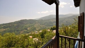 Un balcon donnant sur un paysage montagneux.