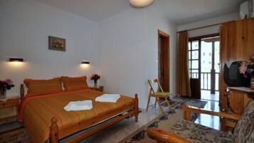 Espacio para trabajar con laptop y cortinas blackout