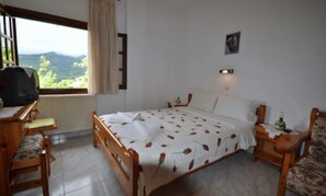 Laptop workspace, blackout curtains, iron/ironing board, free WiFi