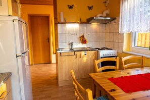 Kühlschrank, Mikrowelle, Ofen, Hochstuhl