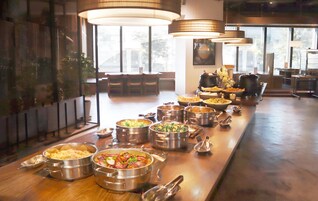 Café da manhã com buffet todos os dias mediante uma taxa