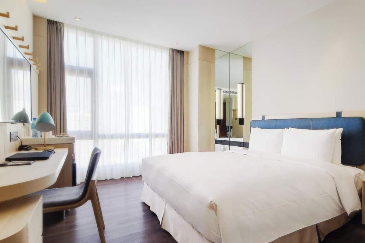 Quarto casal superior | Edredons de pluma, cofres nos quartos, escrivaninha