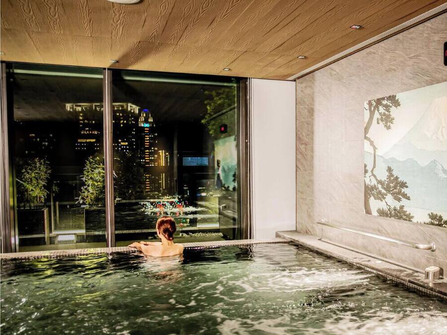 Indoor spa tub