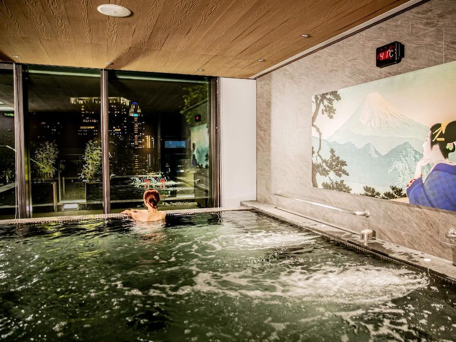 Indoor spa tub