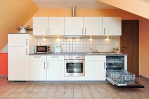 Kühlschrank, Mikrowelle, Ofen, Geschirrspüler