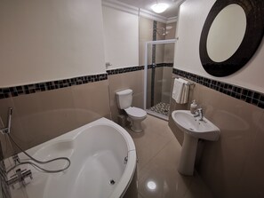 Family Apartment | Bathroom | Shower, hair dryer, towels