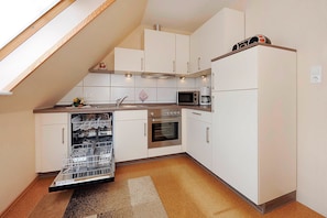 Kühlschrank, Mikrowelle, Ofen, Geschirrspüler