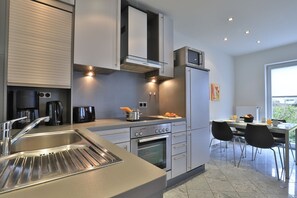 Kühlschrank, Geschirrspüler, Wasserkocher mit Kaffee-/Teezubehör