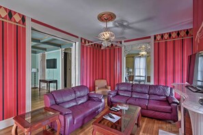 TV, fireplace - Sun, Surf & More! Spacious Group Home in Galveston (Galveston)