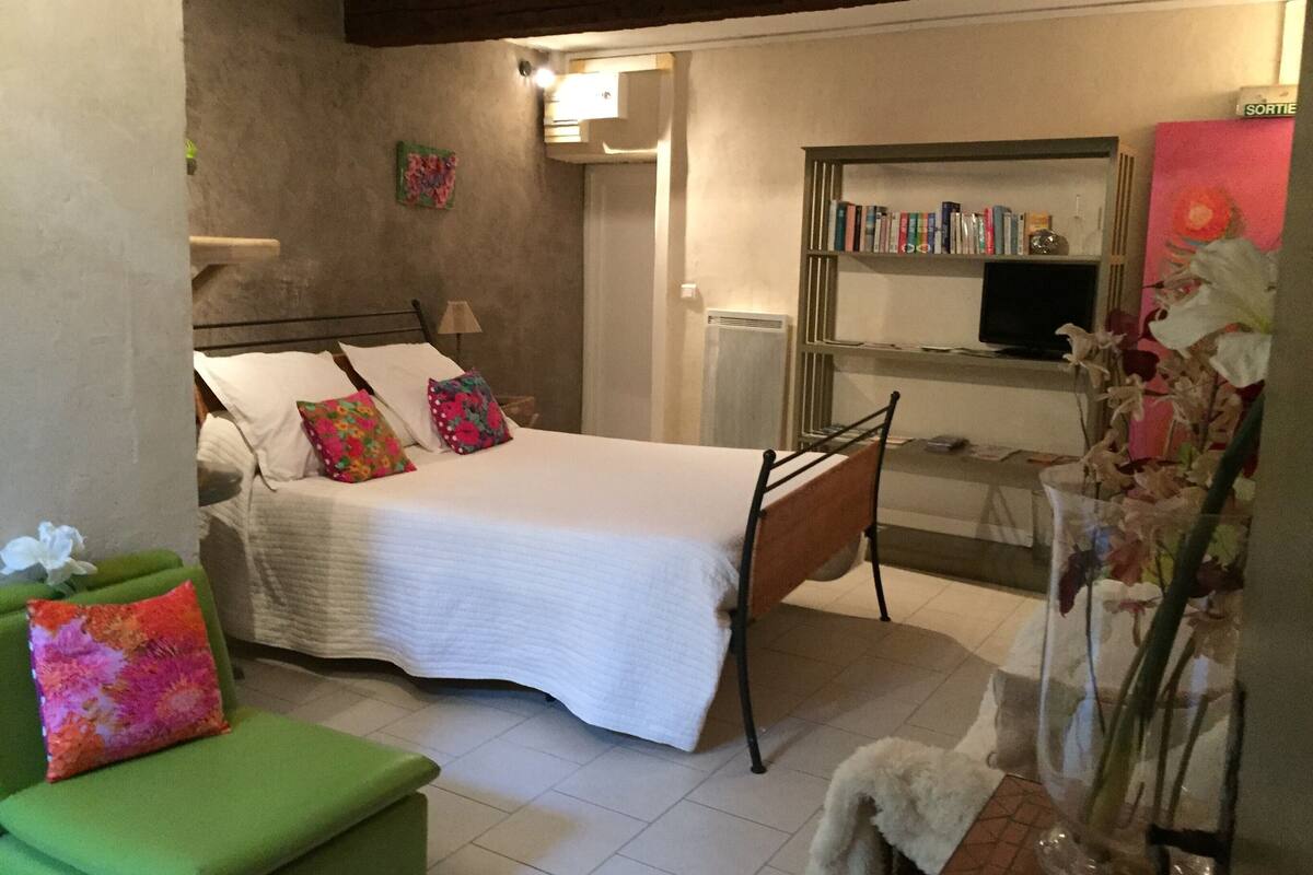 Double Room, No Windows | Desk, free cots/infant beds, rollaway beds, free WiFi