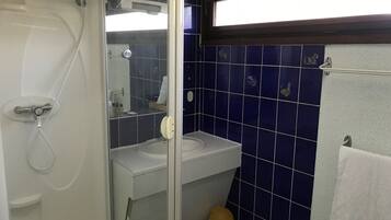 Badkar, handdukar, schampo och toalettpapper