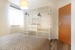 Ein Schlafzimmer mit einem Bett, einem Kleiderschrank und einer Tür.