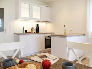 Fridge, oven, dishwasher, coffee/tea maker