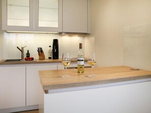 Fridge, oven, dishwasher, coffee/tea maker