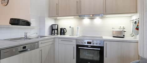 Refrigerador, microondas, horno y lavavajillas