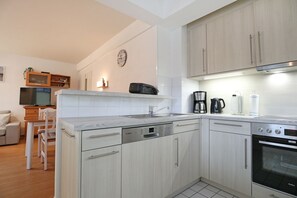 Kühlschrank, Mikrowelle, Ofen, Geschirrspüler