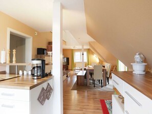 Kühlschrank, Ofen, Geschirrspüler, Wasserkocher mit Kaffee-/Teezubehör