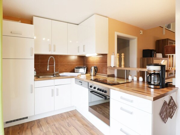 Kühlschrank, Ofen, Geschirrspüler, Wasserkocher mit Kaffee-/Teezubehör
