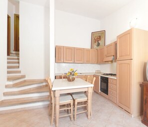 Kühlschrank, Ofen, Herdplatte, Wasserkocher mit Kaffee-/Teezubehör