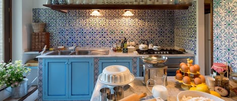 Frigorifero, microonde, forno, piano cottura