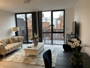 The Sanford Suite | Living room | 52-inch Smart TV with satellite channels, TV, Netflix - Ranmoor Apartments at Wilkinson Lane (Sheffield)