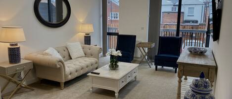 Executive-Apartment (The Wilkinson Suite) | Wohnbereich | 52-Zoll-Smart-TV mit Satellitenempfang, Fernseher, Netflix