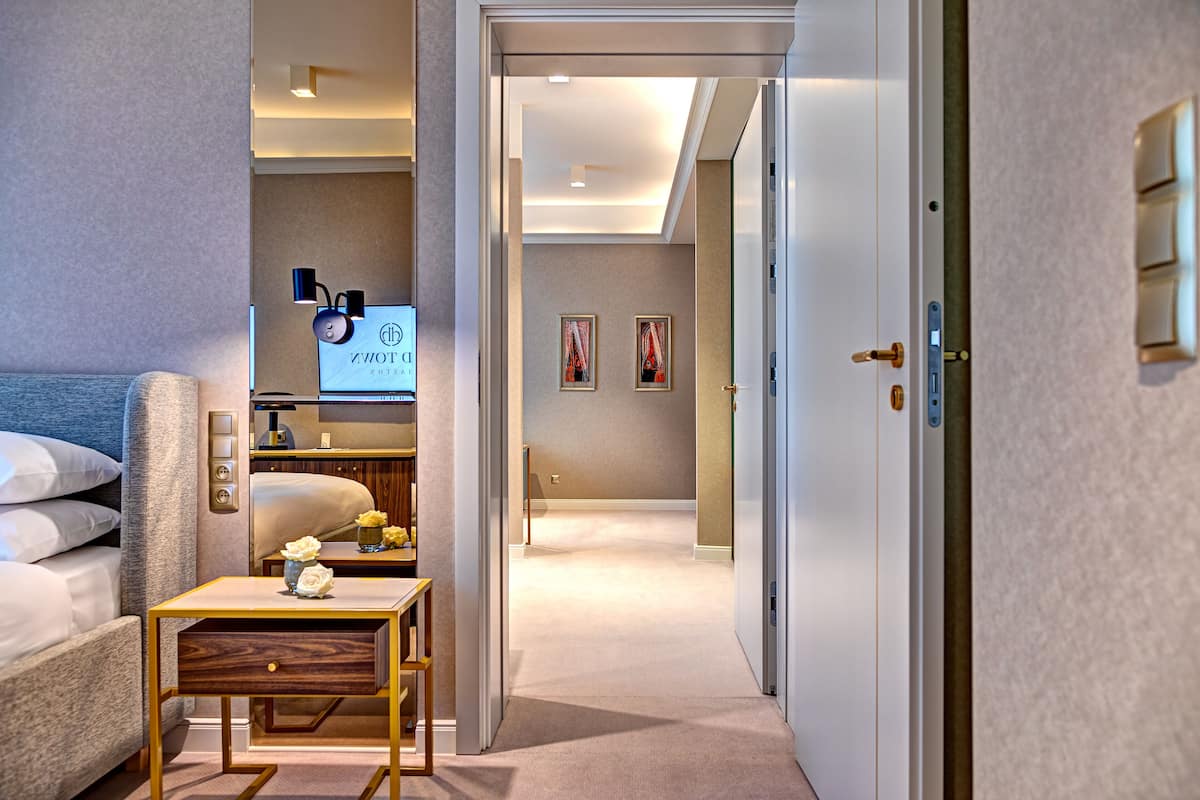 standard twin room | living area | smart tv