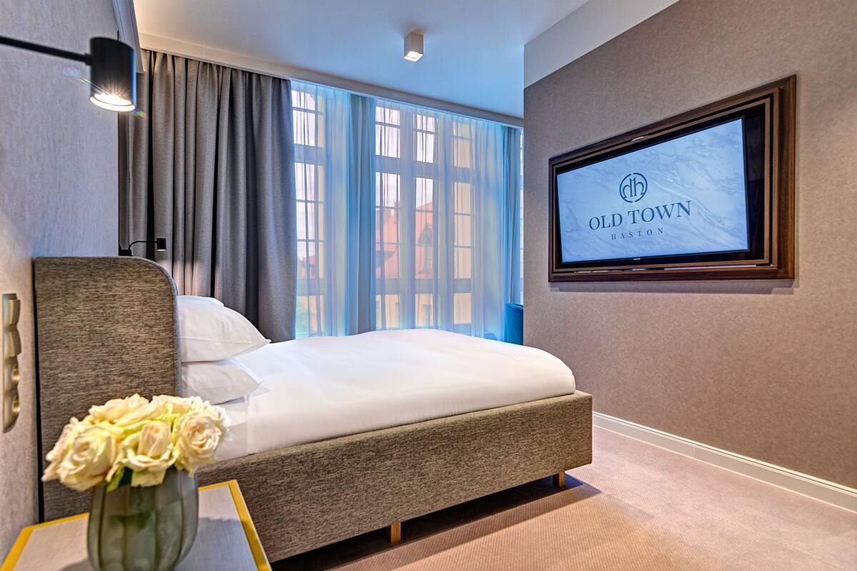 superior double room | in-room safe, individually decorated, individually furnished, desk