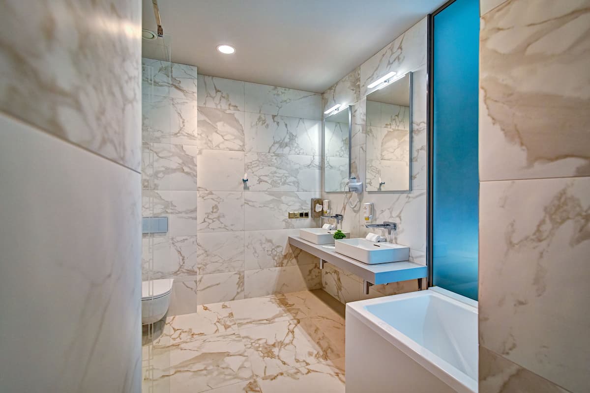 standard double room | bathroom | hair dryer, towels, soap, shampoo