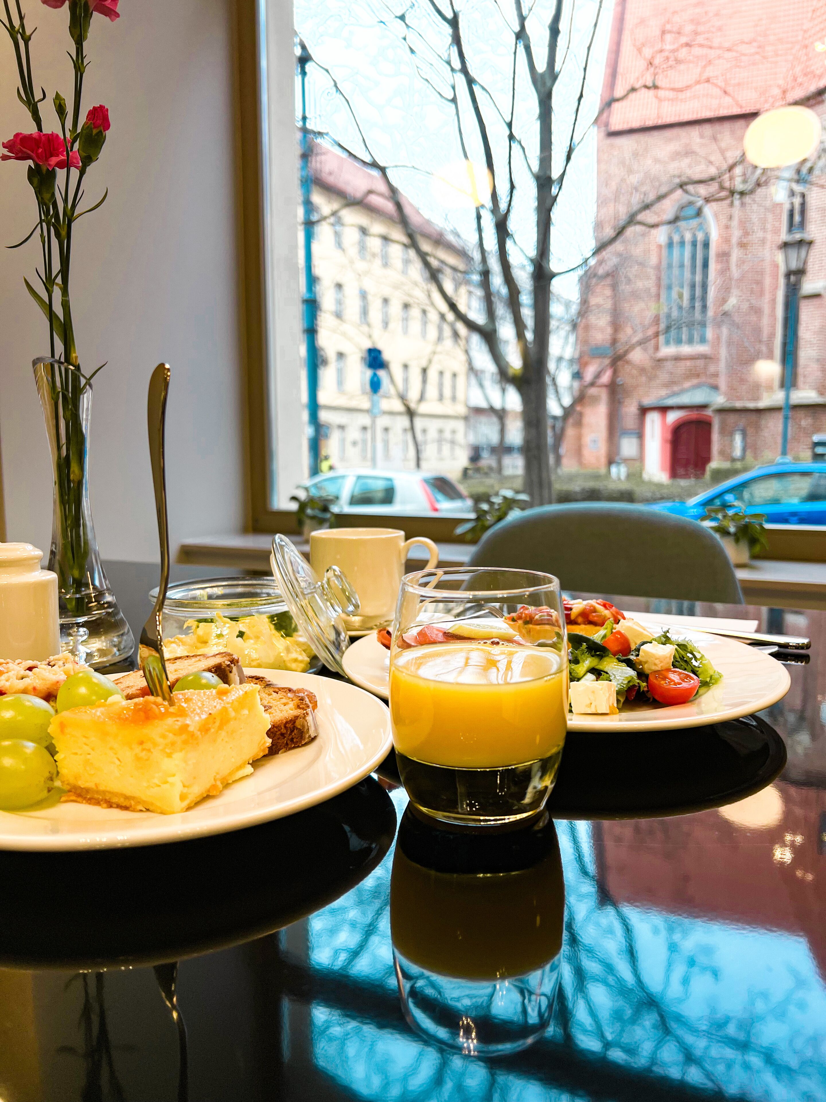 daily buffet breakfast (pln 89 per person)