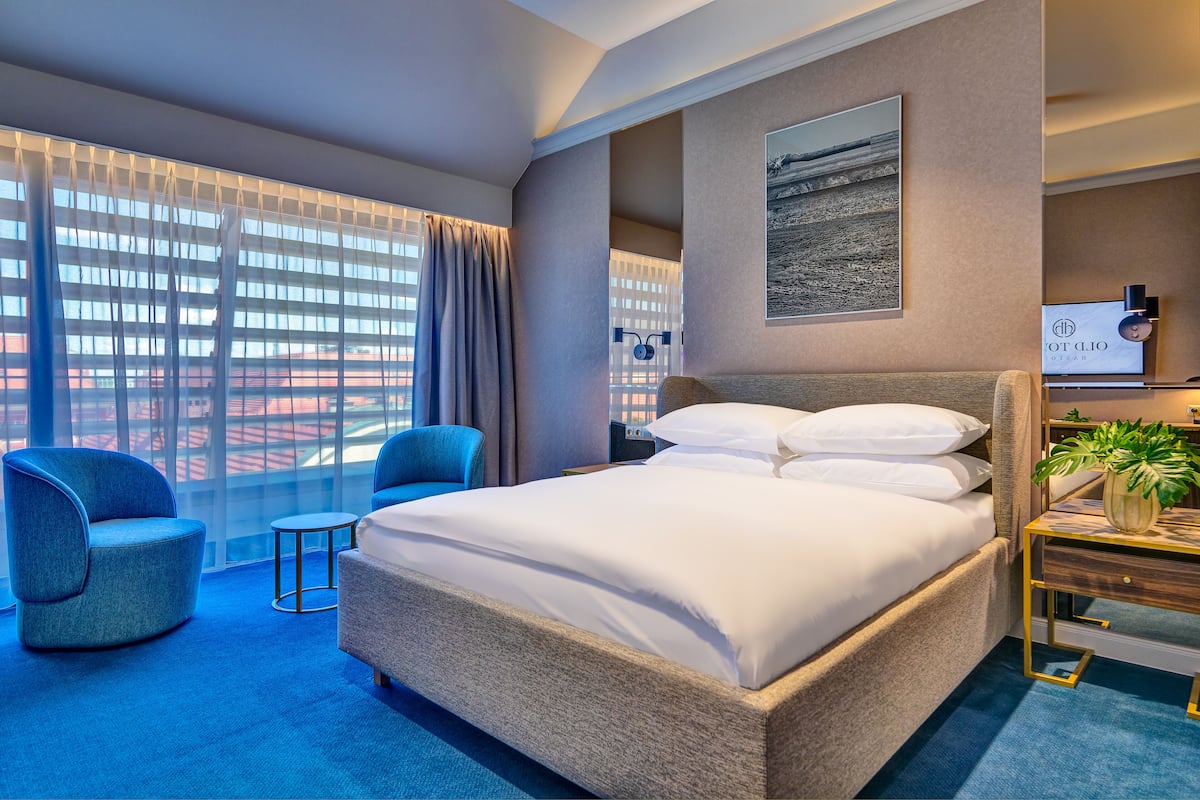 standard double room | in-room safe, individually decorated, individually furnished, desk