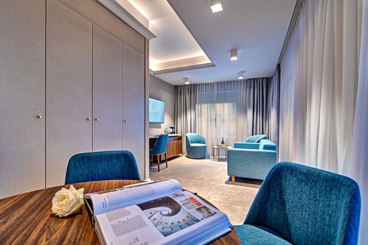 Standaard studio suite | Woonkamer | Een smart-tv