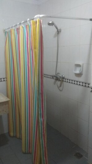 Estudio | Baño | Ducha y toallas