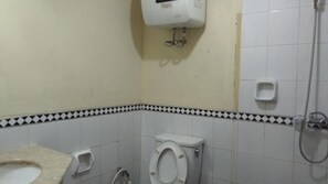 Deluxe Studio | Bathroom