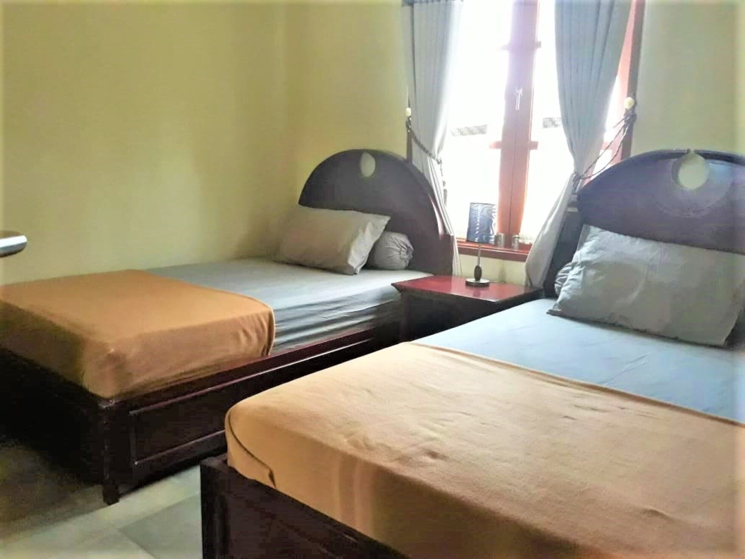 Escritorio, wifi gratis, ropa de cama