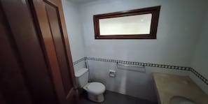 Familie appartement | Badkamer | Een douche, handdoeken