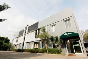 Exterior - Alzara Hotel Syariah (Wonosari)