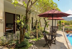 Outdoor dining - Dewivilla Hotel (Padangbai)