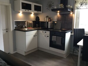 Kühlschrank, Mikrowelle, Herdplatte, Wasserkocher mit Kaffee-/Teezubehör