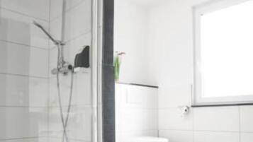 Chambre Simple Supérieure | Douche de la salle de bain
