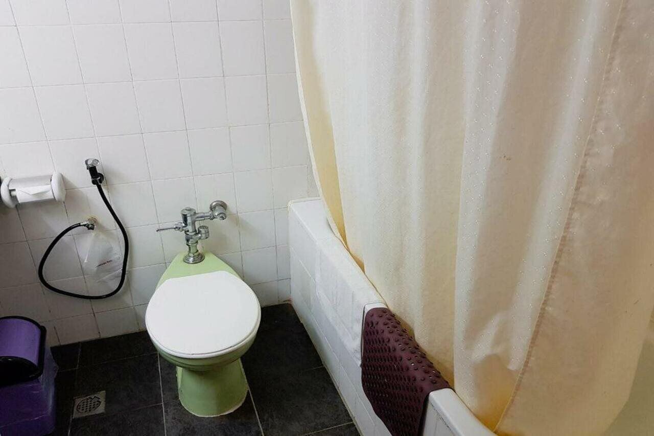 Ein kleines Badezimmer mit Toilette, einer Duschvorhang und einer Badewanne.