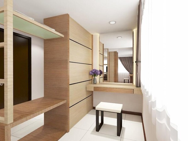 Un baño moderno con tocador de madera, un espejo y un banco blanco.