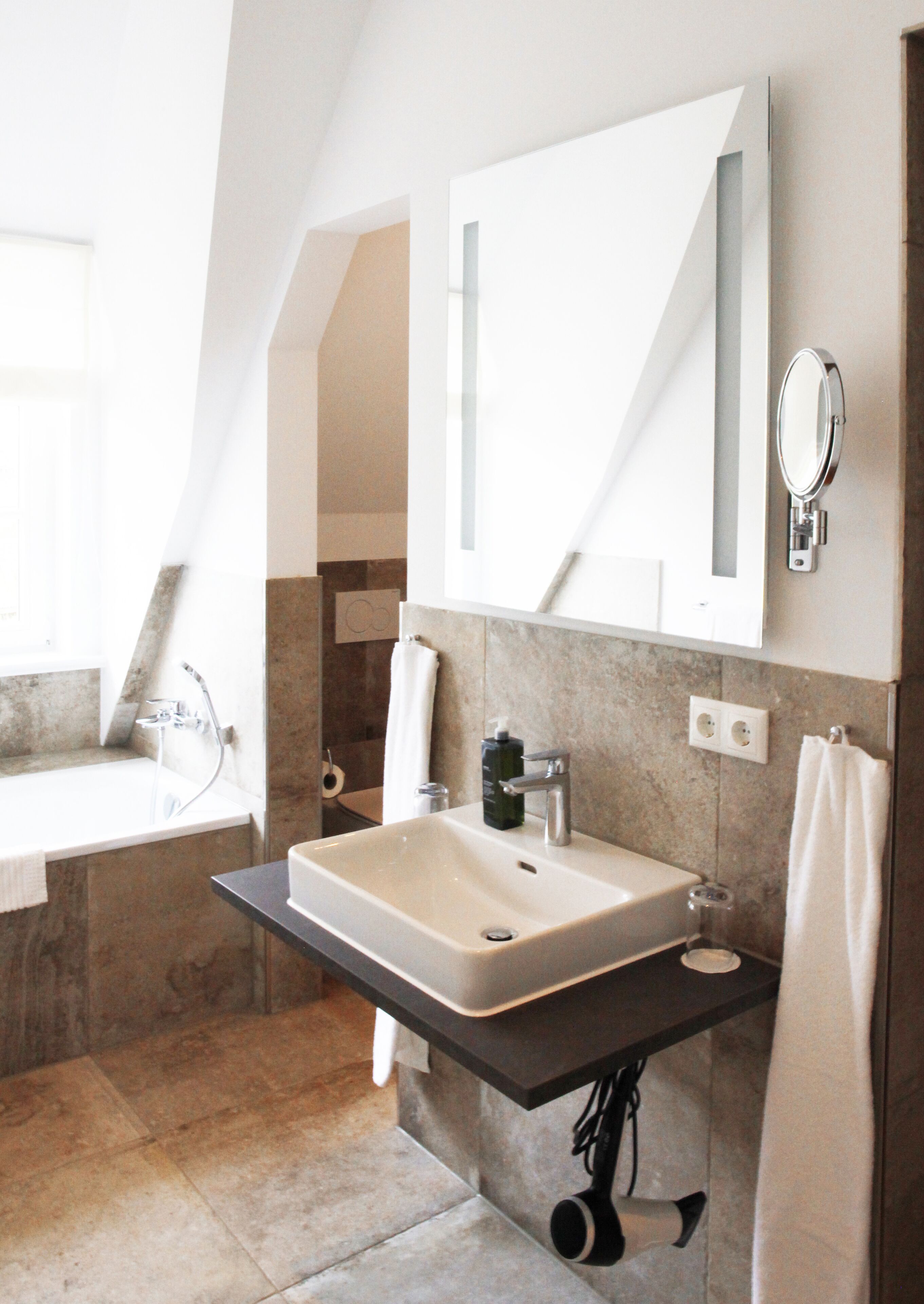 double room, garden view | bathroom sink