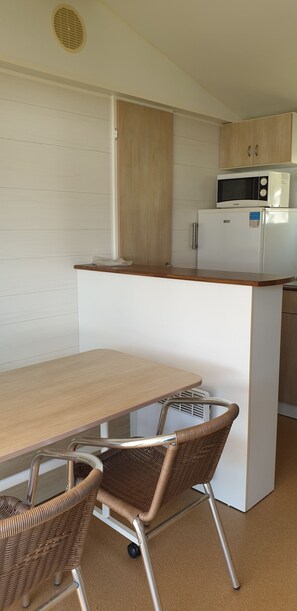 Mobile Home, 2 Bedrooms (Roseau) | Private kitchenette | Full-size fridge, microwave, stovetop, coffee/tea maker - Camping Le Chene Du Lac (Bayas)
